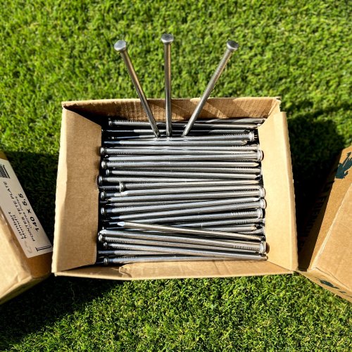 Clous 140 mm tête plate – boîte 5kg pour fixation gazon synthétique
