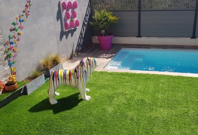 Quel gazon synthétique choisir autour d'une piscine ?
