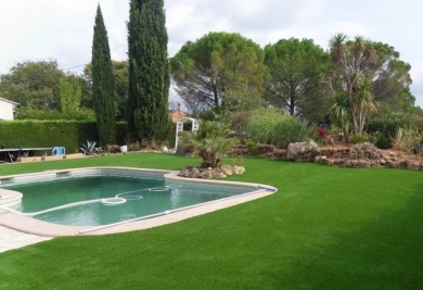 Comment poser du gazon synthétique autour d'une piscine ?