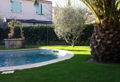 Quel est le meilleur gazon synthétique pour un jardin ? Guide complet 2026