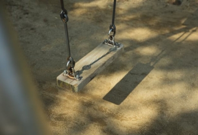 Pourquoi Choisir le Gazon Synthétique pour les Aires de Jeux des Enfants ?