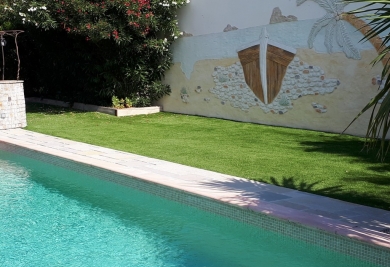 Le gazon artificiel est-il résistant aux produits piscines?